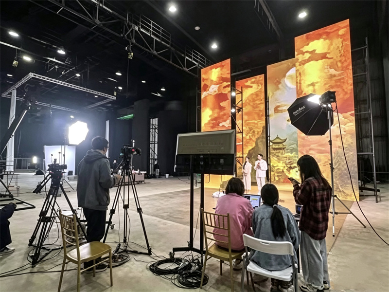 行进中国|老厂房里造“顶流” 晨创工业园1号片场,不少拍摄组看中了无影棚顶部独有的马道设计。硚口区委宣传部供图