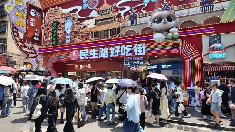 “五一”假期，贵阳民生路人流如织。陈飞宏