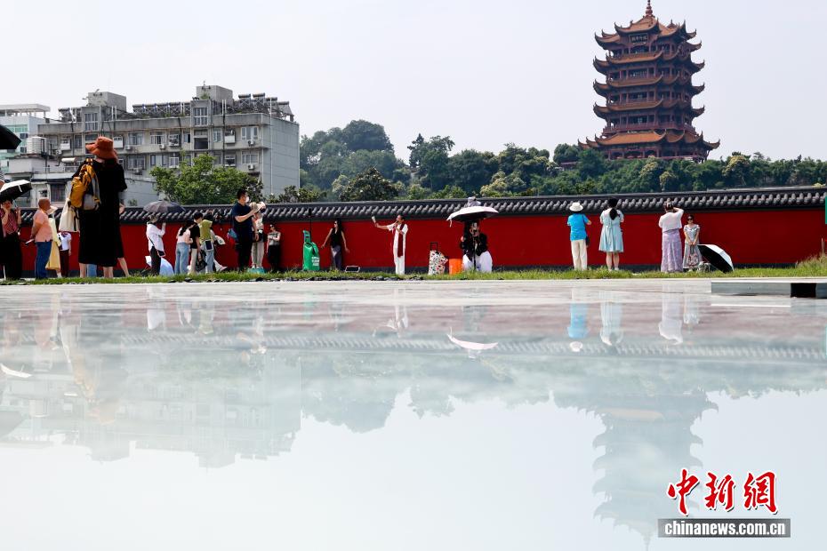 湖北武汉：黄鹤楼红墙上新登场