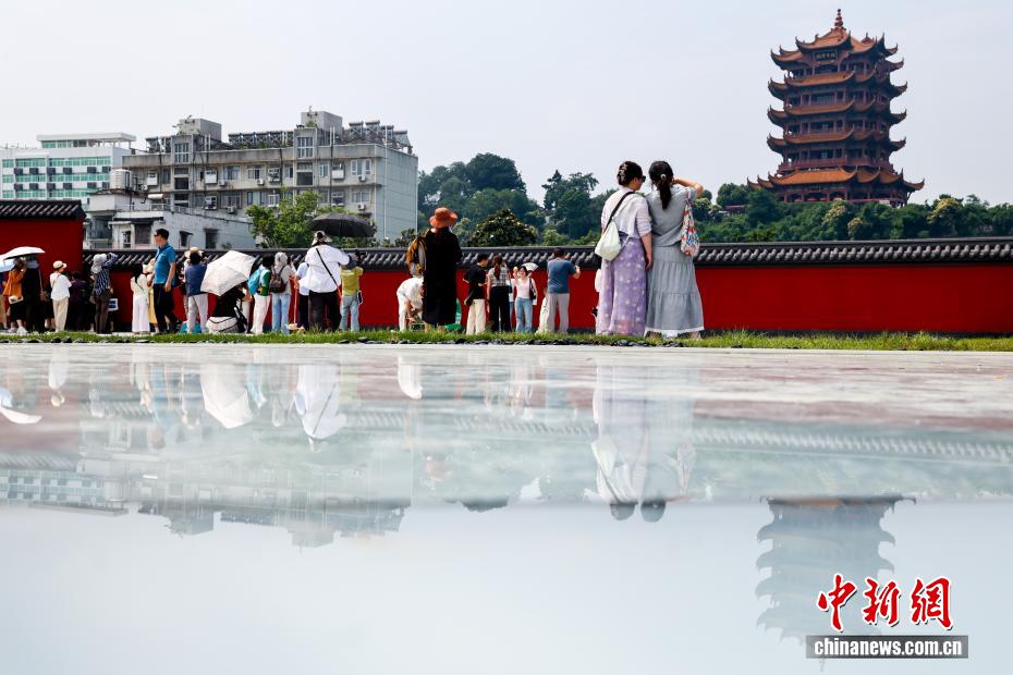 湖北武汉：黄鹤楼红墙上新登场