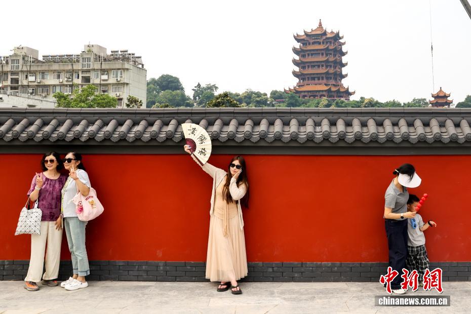 湖北武汉：黄鹤楼红墙上新登场