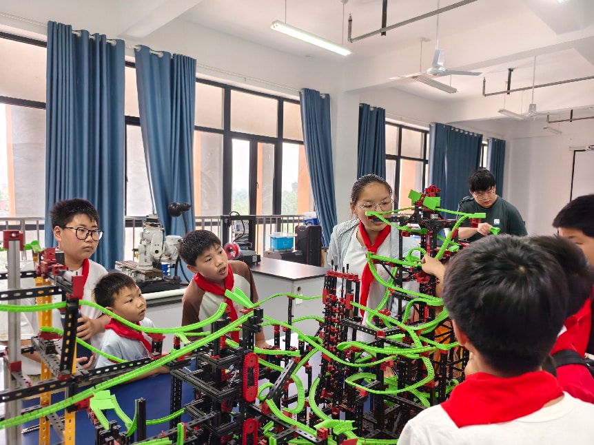巢湖学院迎来一群“小客人”，校地携手为留守儿童共庆“六一”