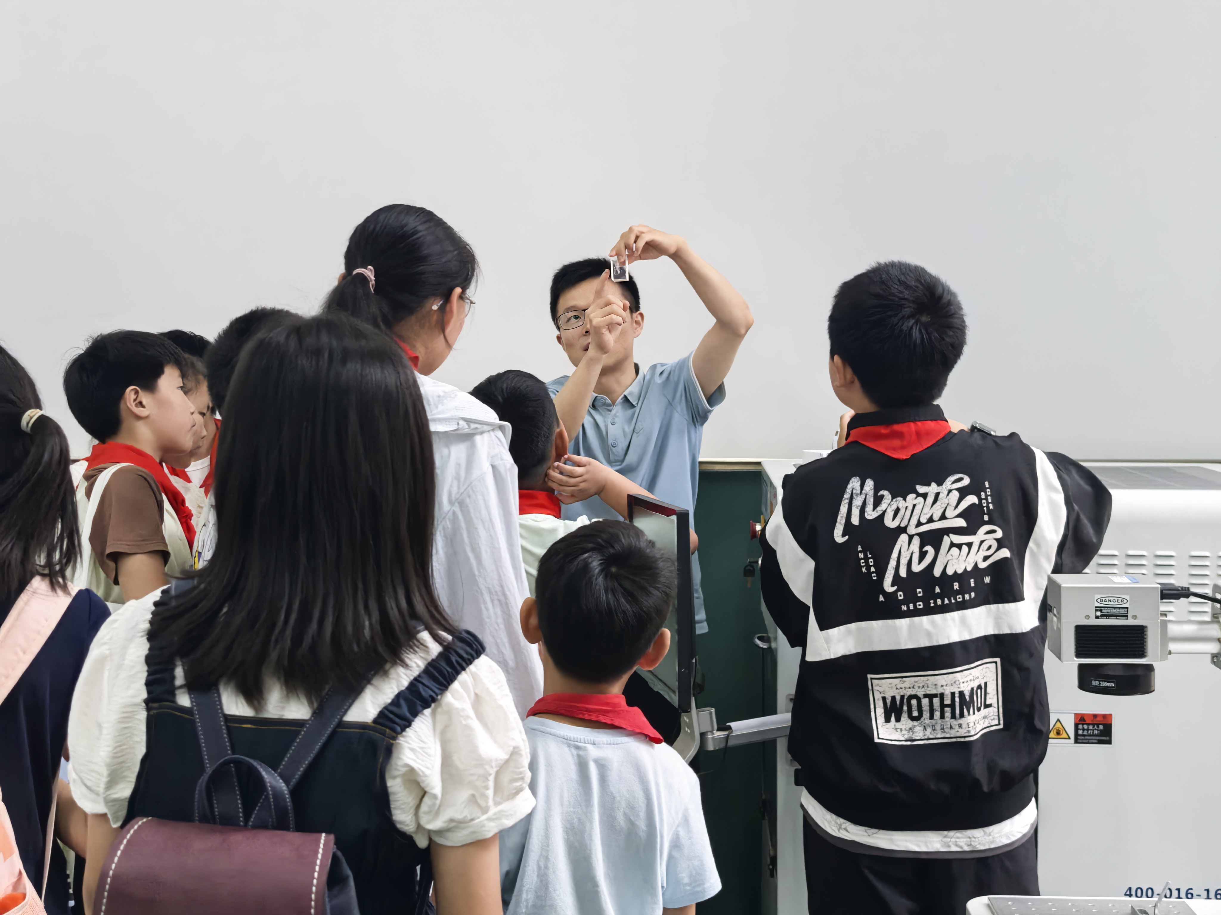 巢湖学院迎来一群“小客人”，校地携手为留守儿童共庆“六一”