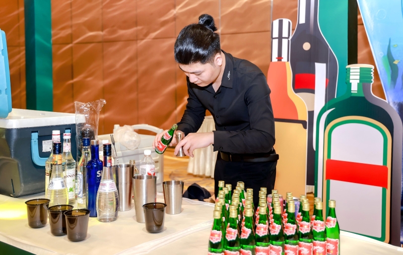 “千年陕菜·碳水之都”“新三秦套餐”在西安发布 21西凤酒小绿瓶和调饮品鉴(1)