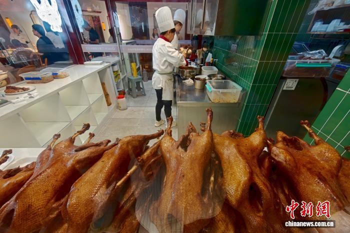荣昌卤鹅从街头卤味“飞”向全球餐桌