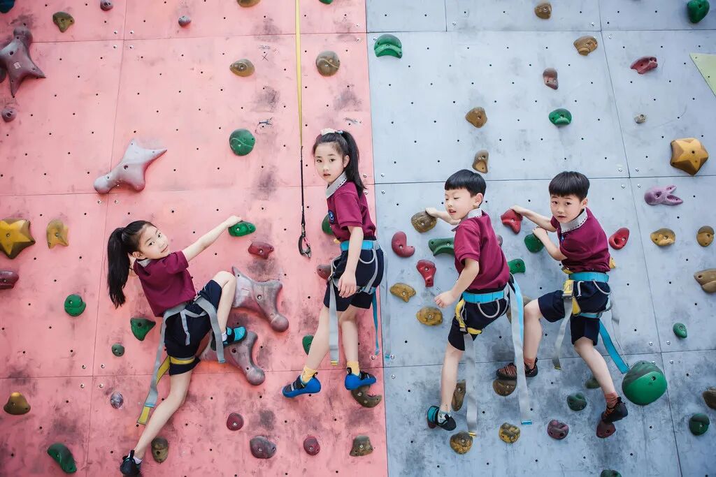 以数智为翼,以协同为桨 重庆高新区全方位护航青少年健康成长丨健康第一 重庆教育在行动 驿都实验学校攀岩课程