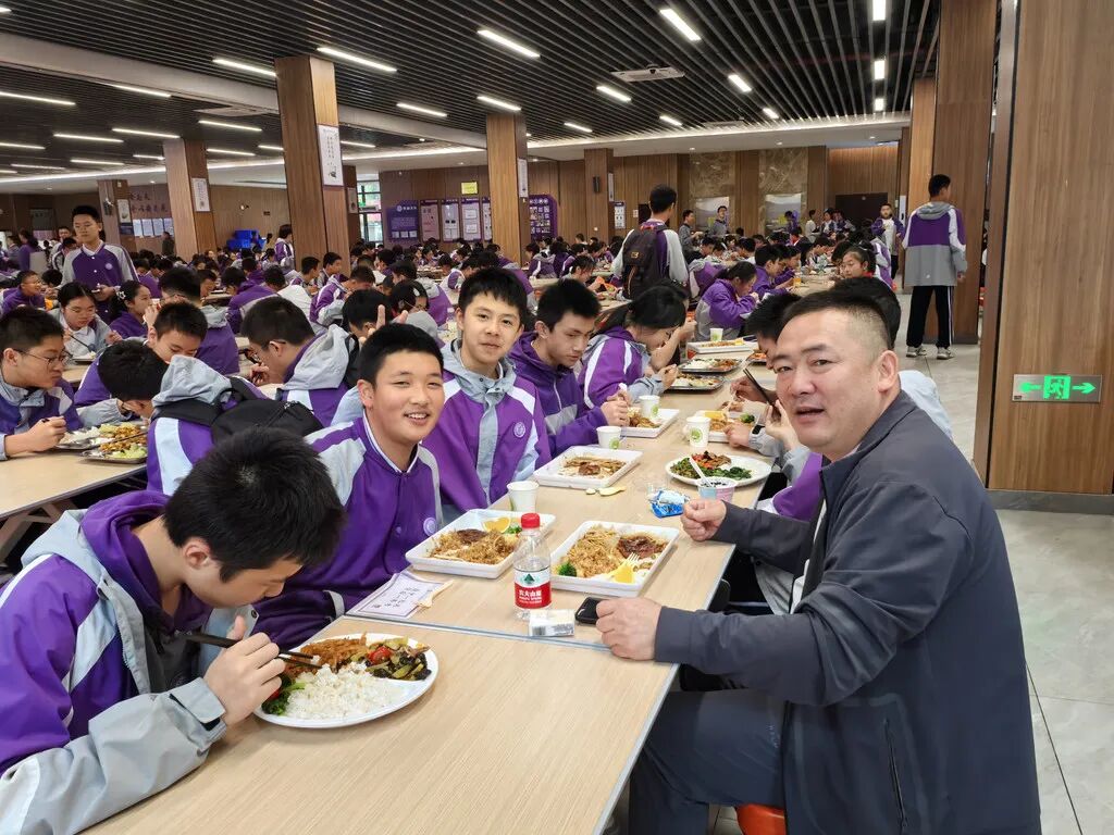以数智为翼,以协同为桨 重庆高新区全方位护航青少年健康成长丨健康第一 重庆教育在行动 家长陪餐制度
