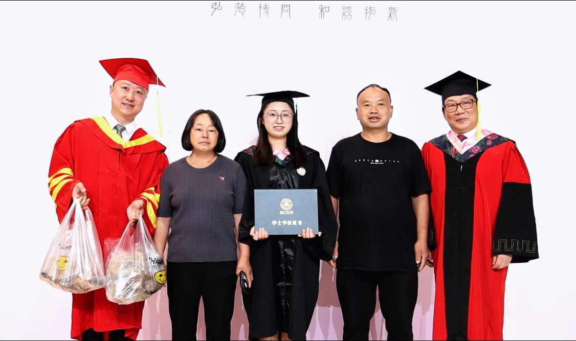 毕业典礼上,她拿出爸妈不远千里送来的辣子鸡与黄粑…… 毕业典礼上,她拿出爸妈不远千里送来的辣子鸡与黄粑……