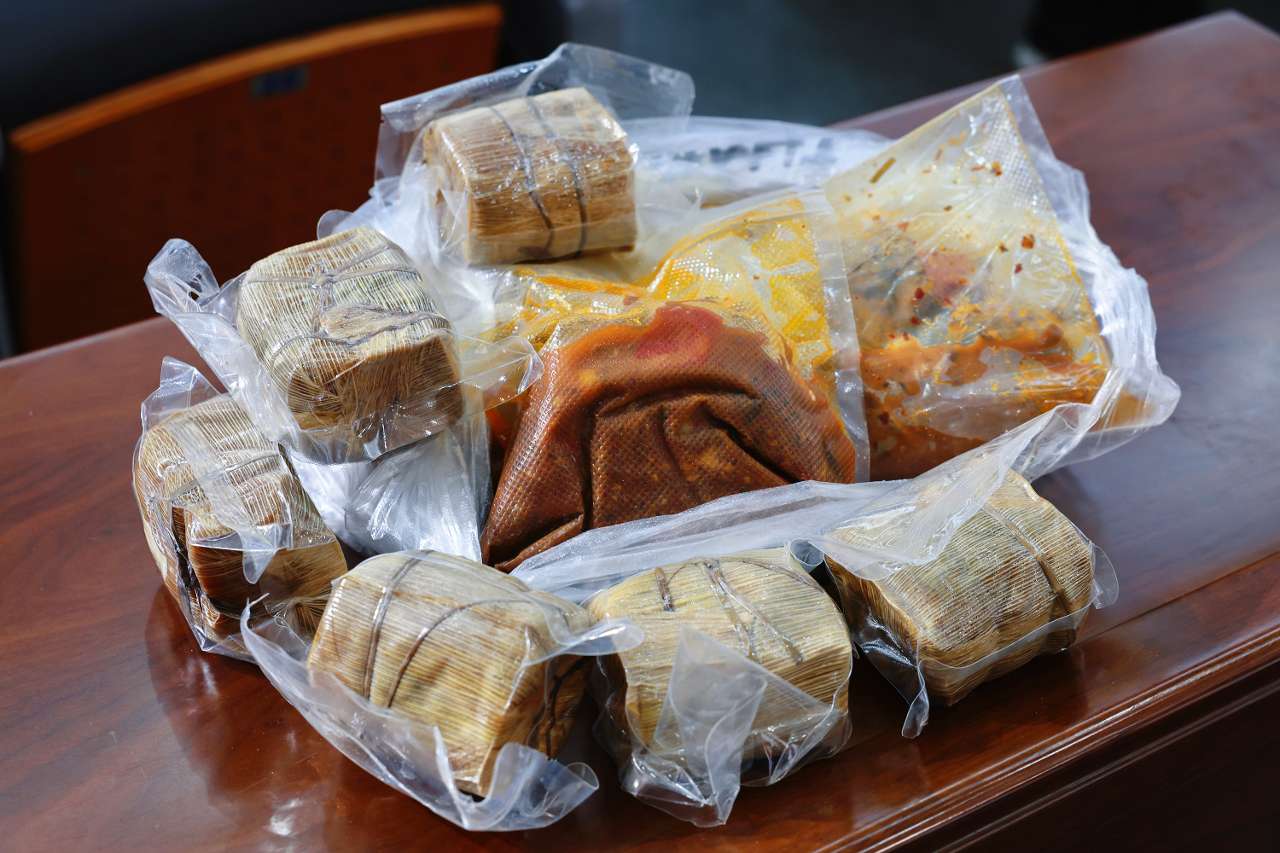 毕业典礼上,她拿出爸妈不远千里送来的辣子鸡与黄粑…… 毕业典礼上,她拿出爸妈不远千里送来的辣子鸡与黄粑……