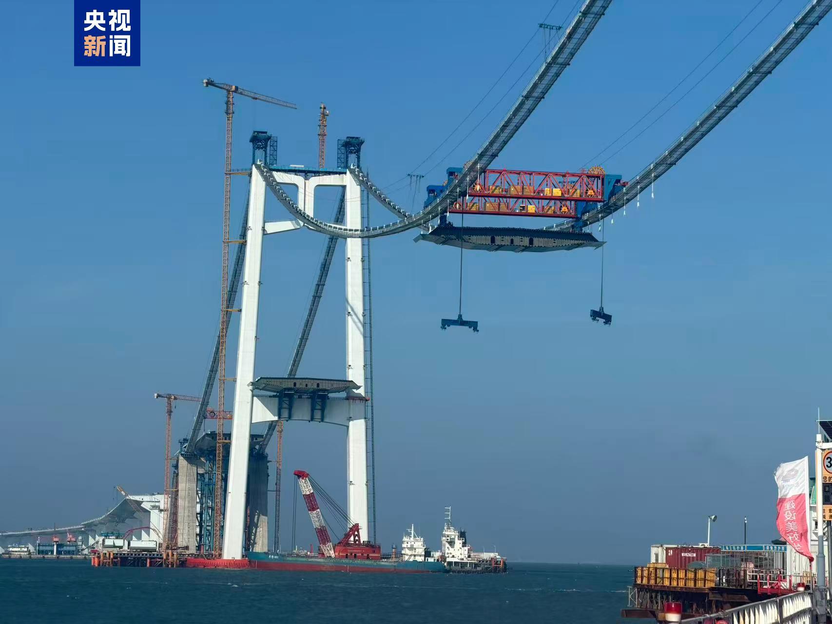 280吨钢箱梁吊上70米高空 厦金大桥开始“铺桥面” 280吨钢箱梁吊上70米高空 厦金大桥开始“铺桥面”