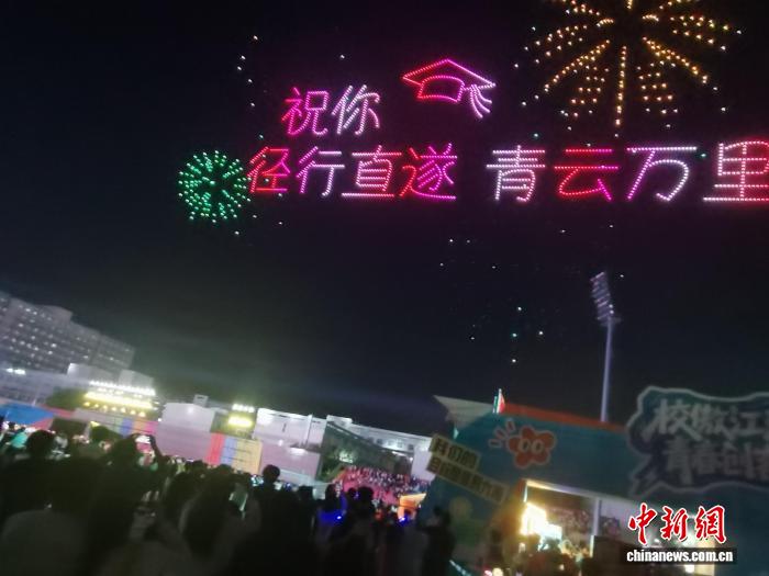 内蒙古包头:毕业典礼变“就业直通车”