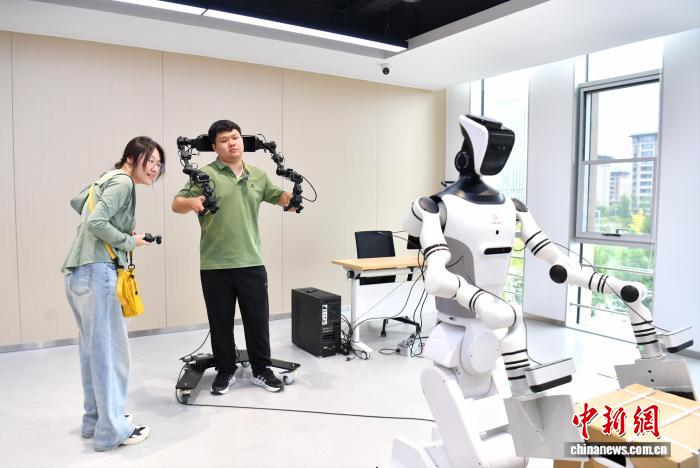 (活力中国调研行)访雄安“机器人学校”:在真实场景中“学”技能