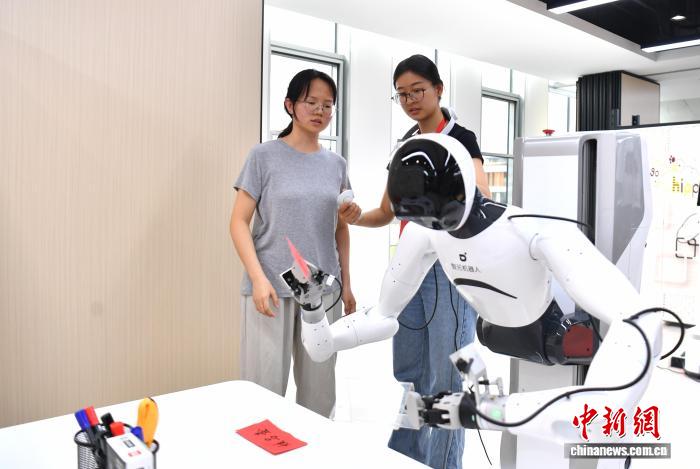 (活力中国调研行)访雄安“机器人学校”:在真实场景中“学”技能
