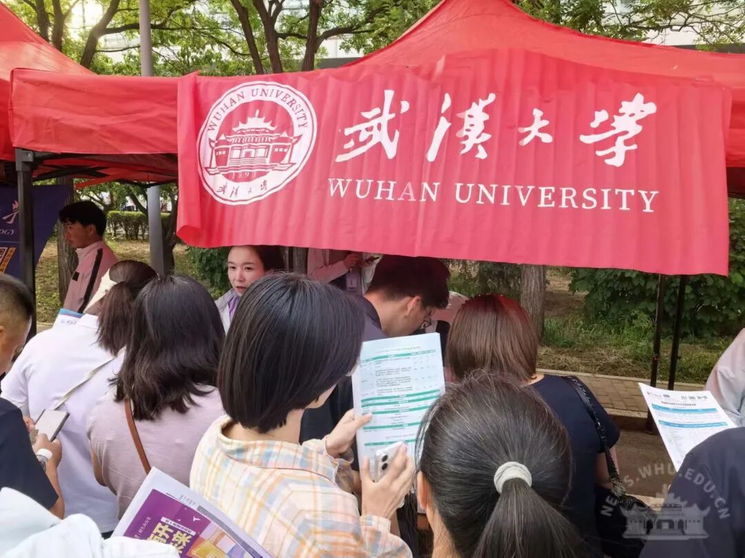 人气火爆!武汉大学各地本科招生咨询火热进行 377e77e8ba4f9231bae334169be4fd58.jpg