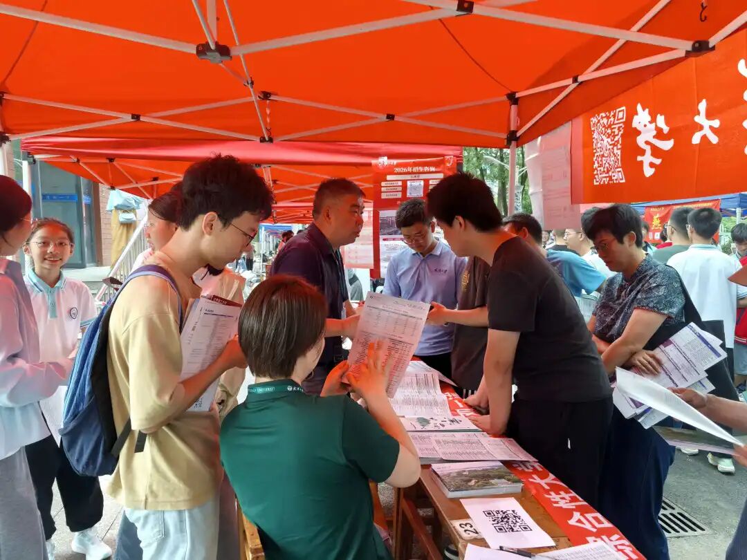 人气火爆!武汉大学各地本科招生咨询火热进行
