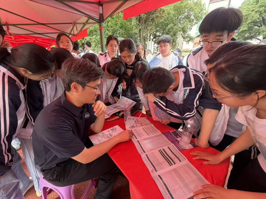 人气火爆!武汉大学各地本科招生咨询火热进行