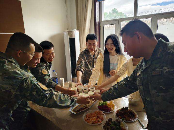 青海：粽叶飘香迎端午 温情团聚暖军营