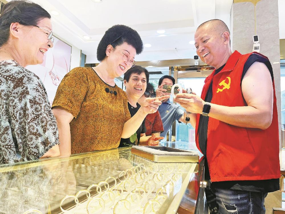 奉化“红色店掌柜”助老街区上演“变形记” 奉化“红色店掌柜”助老街区上演“变形记”