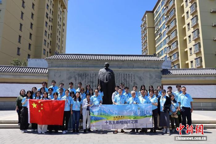 探“智造”、看口岸 香港青少年走读真实新疆 探“智造”、看口岸 香港青少年走读真实新疆