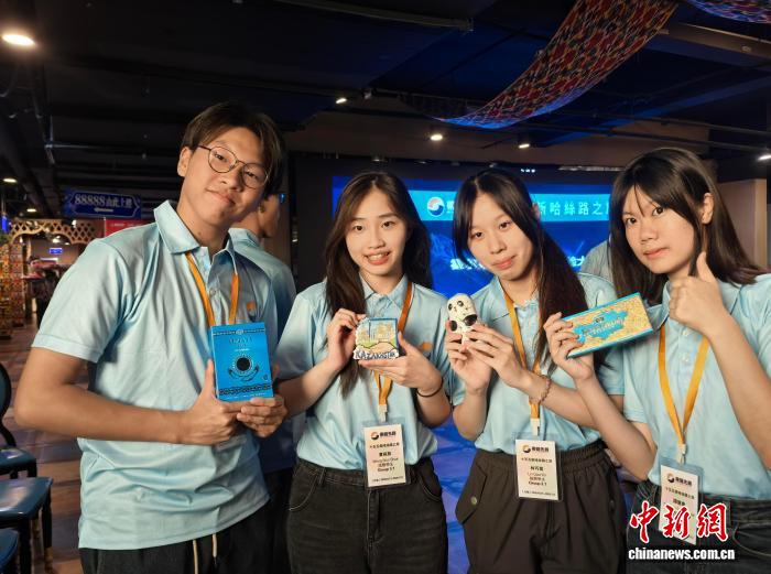探“智造”、看口岸 香港青少年走读真实新疆 探“智造”、看口岸 香港青少年走读真实新疆