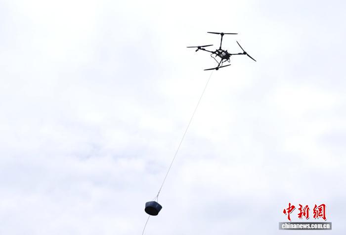无人机变身“空中新农具” 中国农人拥抱田间新科技