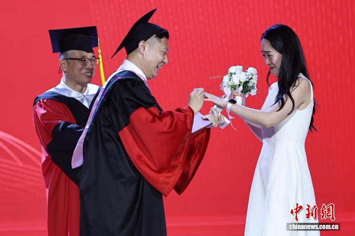 东南大学毕业典礼涌动浪漫与温情