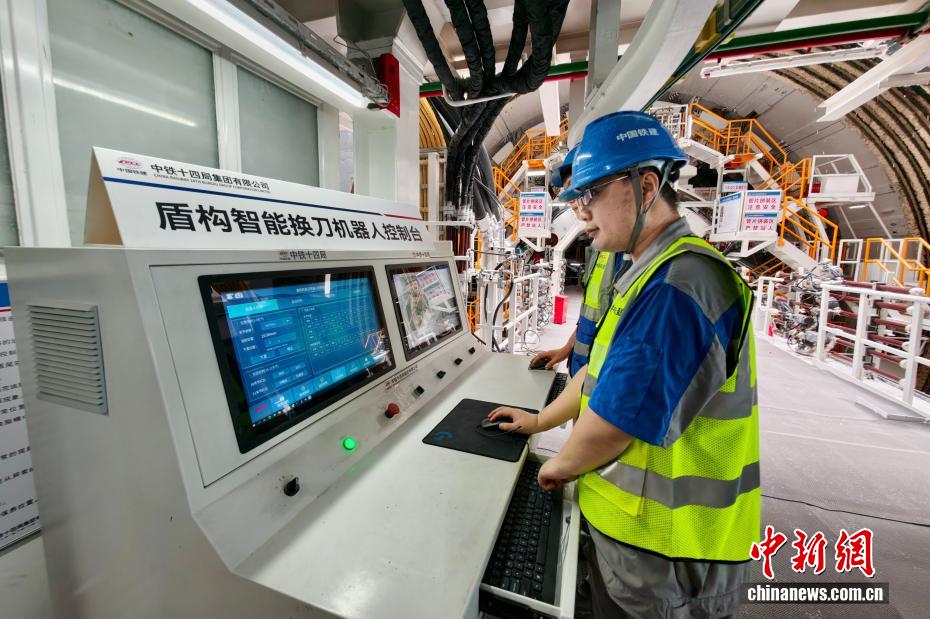 中国首台重载智能盾构换刀机器人在厦金大桥（厦门段）投用