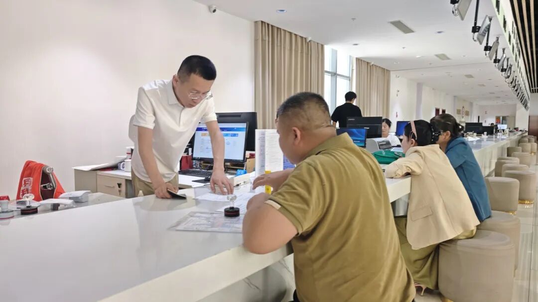 2026年十二师聚焦投资审批、跨境贸易、市场监管等八大领域，创新推出“一会三函”、“保税+TIR”作业模式、跨境电商“先查验后装运”监管模式等19项制度创新成果，多项举措入选兵团自贸试验区典型创新案例。摄影 冯晓玲 (6).jpg