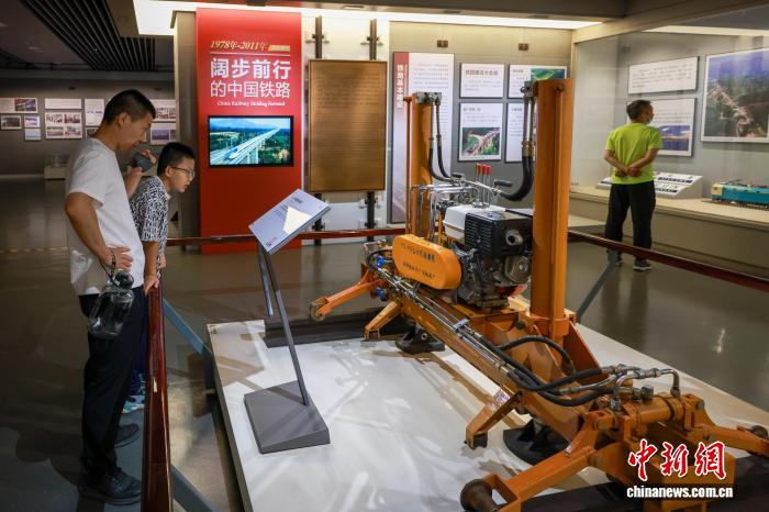 中国铁道博物馆正阳门展馆引游人