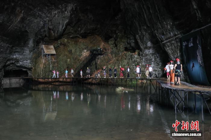 贵州贵定：洞穴探险项目吸引民众体验