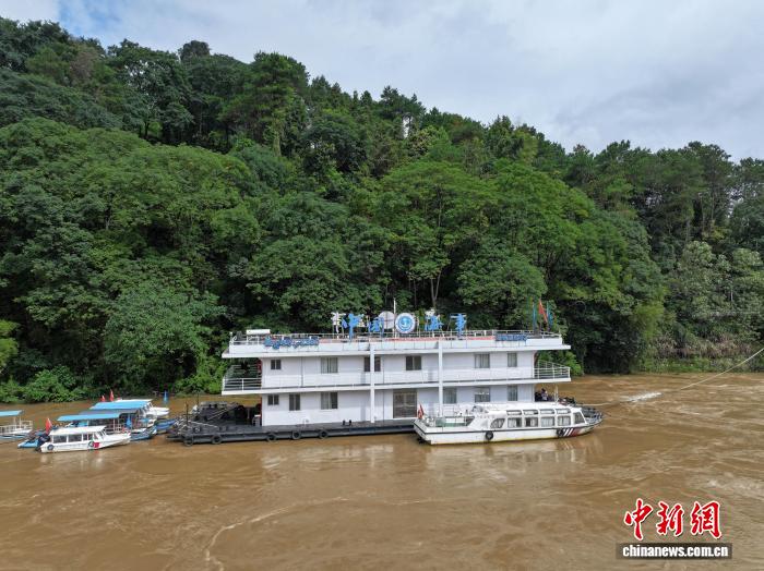 台风“美莎克”引发漓江水位暴涨 游船竹筏全线封航
