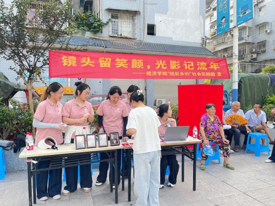 照片+相框+艾草锤，重庆这所高校的“敬老礼包”暖到心坎
