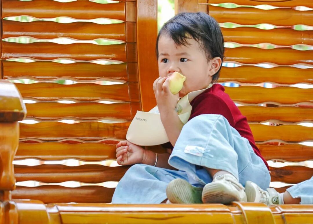 孩子品尝桃子.JPG