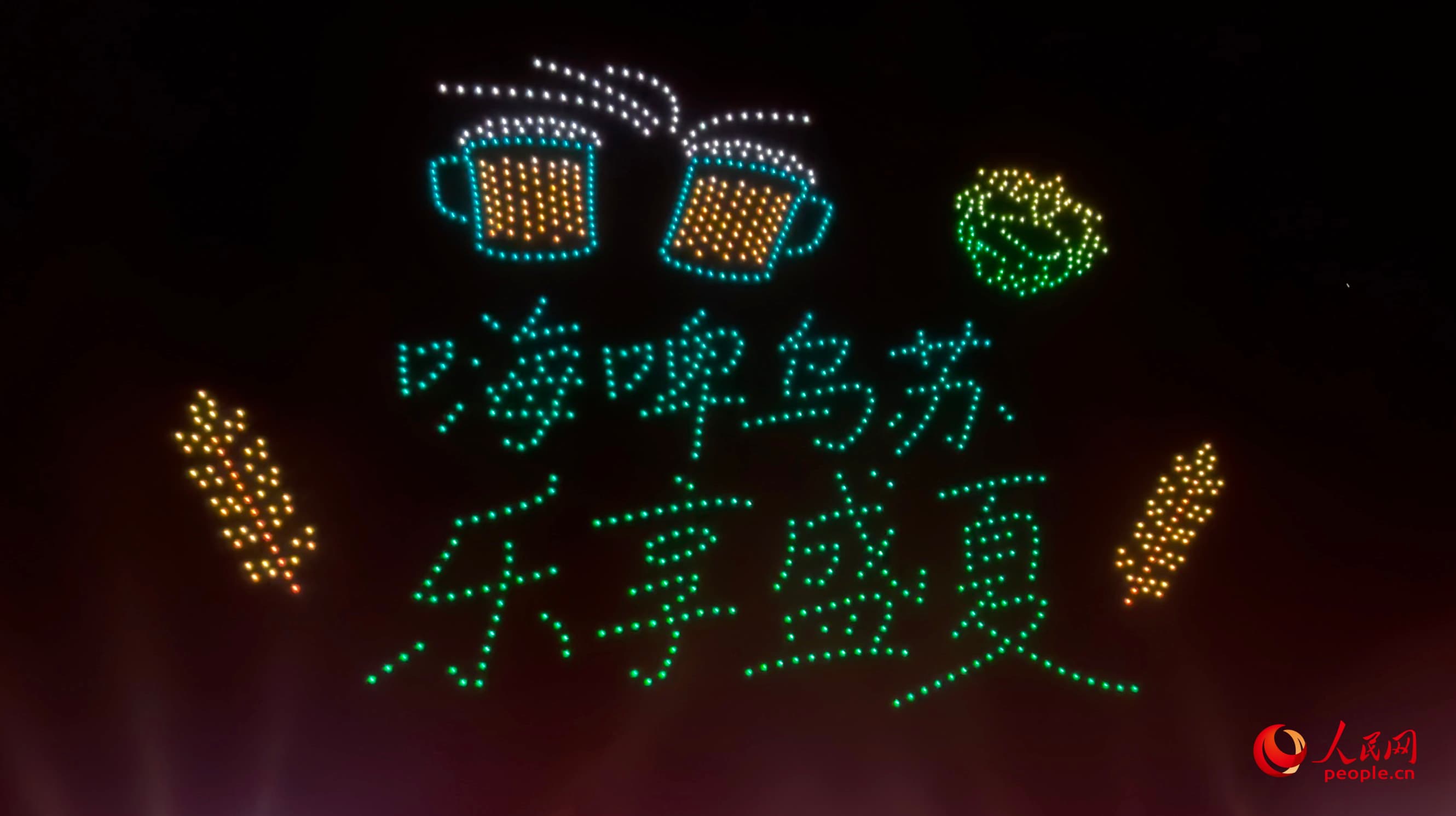 开幕式现场的无人机表演秀。人民网 娜地拉摄