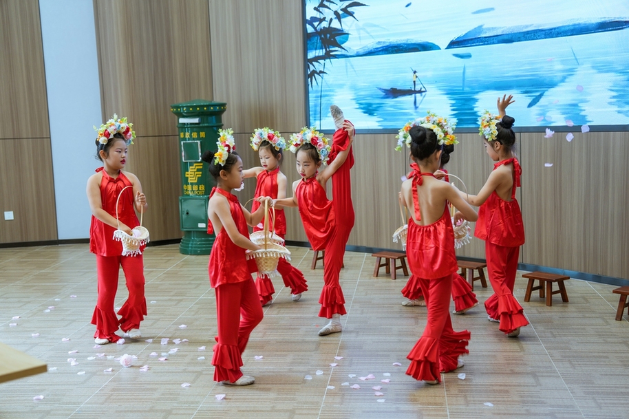 “盛夏逐光 毕业向新”延庆区首发毕业季彩戳纪念封发布活动举办 “盛夏逐光 毕业向新”延庆区首发毕业季彩戳纪念封发布活动举办