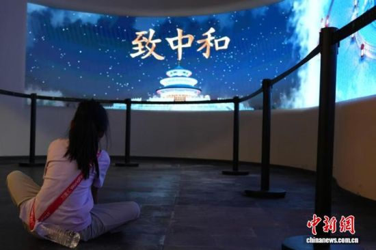 7月24日，游客在天坛公园神乐署参观展览。张翎钰 摄