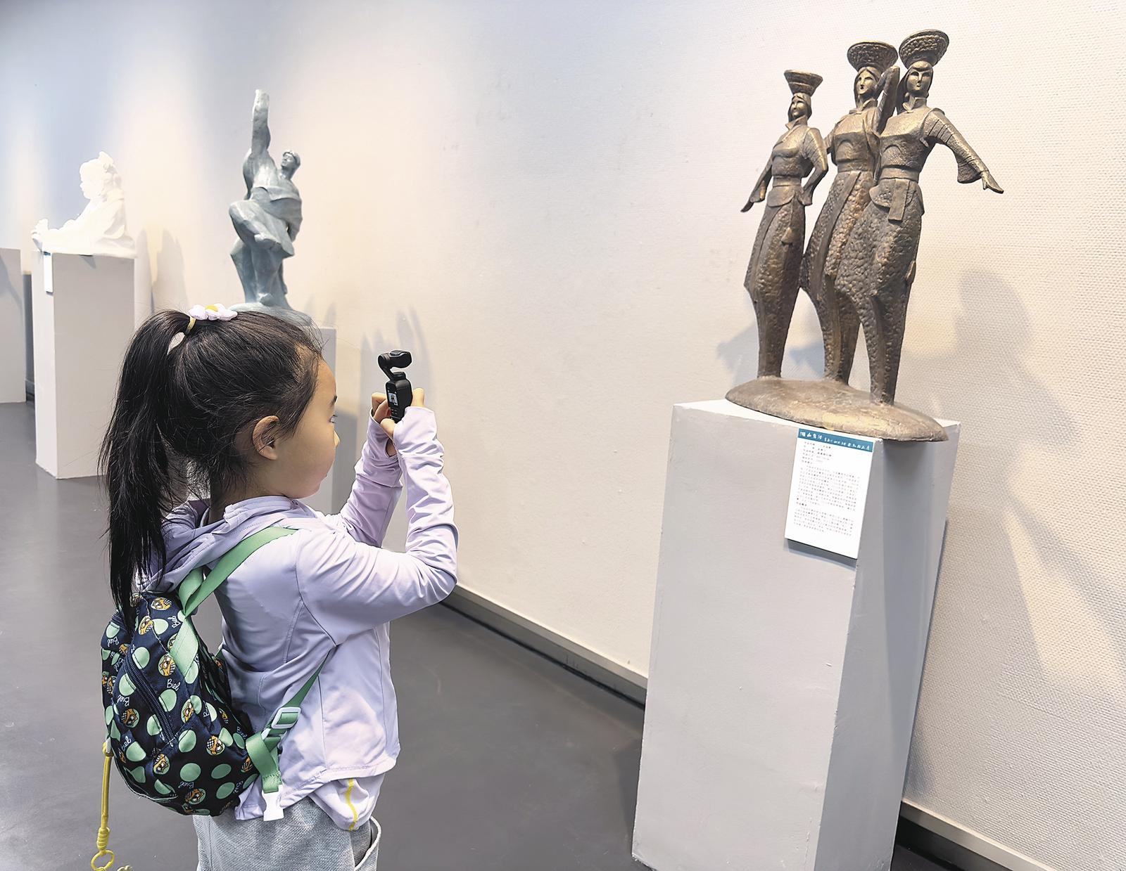 近百件雕塑展出 呈现青海湖立体形象