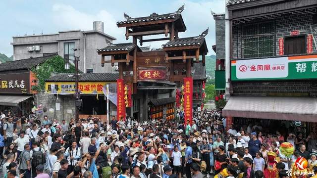 湖南湘西:苗族赶秋,人潮如海! 湖南湘西:苗族赶秋,人潮如海!