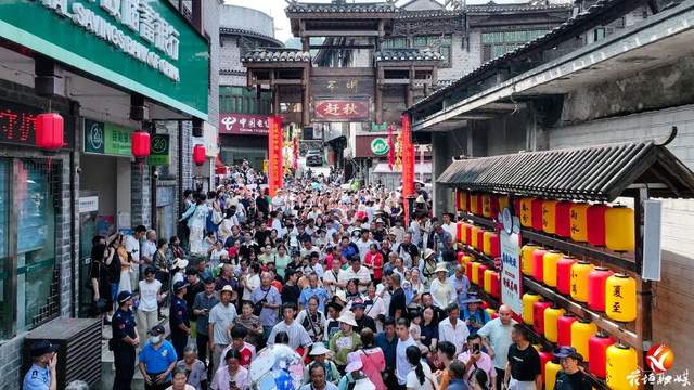 湖南湘西:苗族赶秋,人潮如海! 湖南湘西:苗族赶秋,人潮如海!