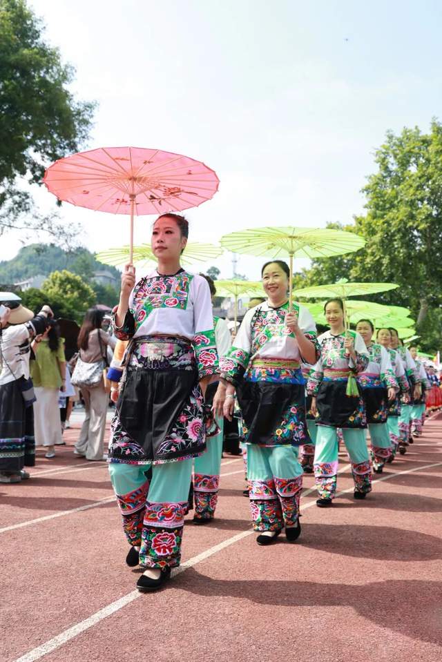 湖南湘西:苗族赶秋,人潮如海! 湖南湘西:苗族赶秋,人潮如海!