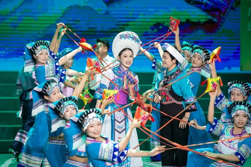【报纸深一度】贵州“村舞”黔西南民族歌舞剧《锦·蓝》创作团队:携《锦·蓝》之韵 赴北京之约