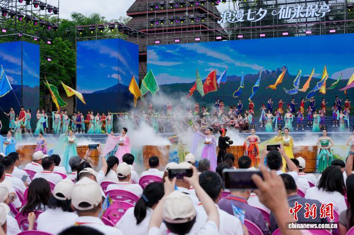东西问丨张睿:黎苗嬉水节如何“火”向世界?