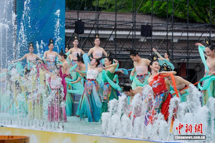 东西问丨张睿:黎苗嬉水节如何“火”向世界?