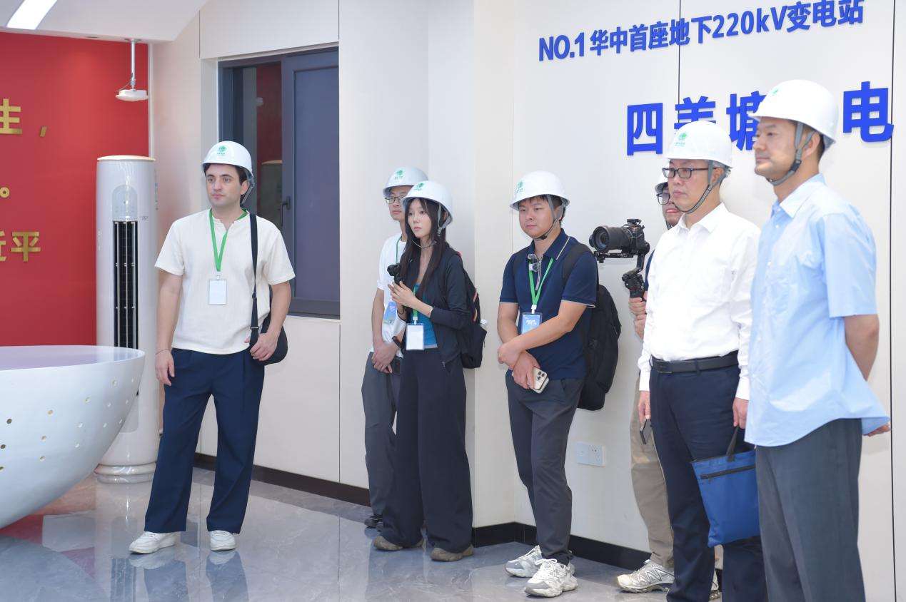 “他们用自己的一生点亮了城市璀璨” b2c8b656bb2b1011fdfdc09237ed3650