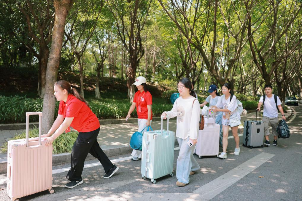 校园初体验拉满仪式感！西南政法大学用温情迎接报到新生