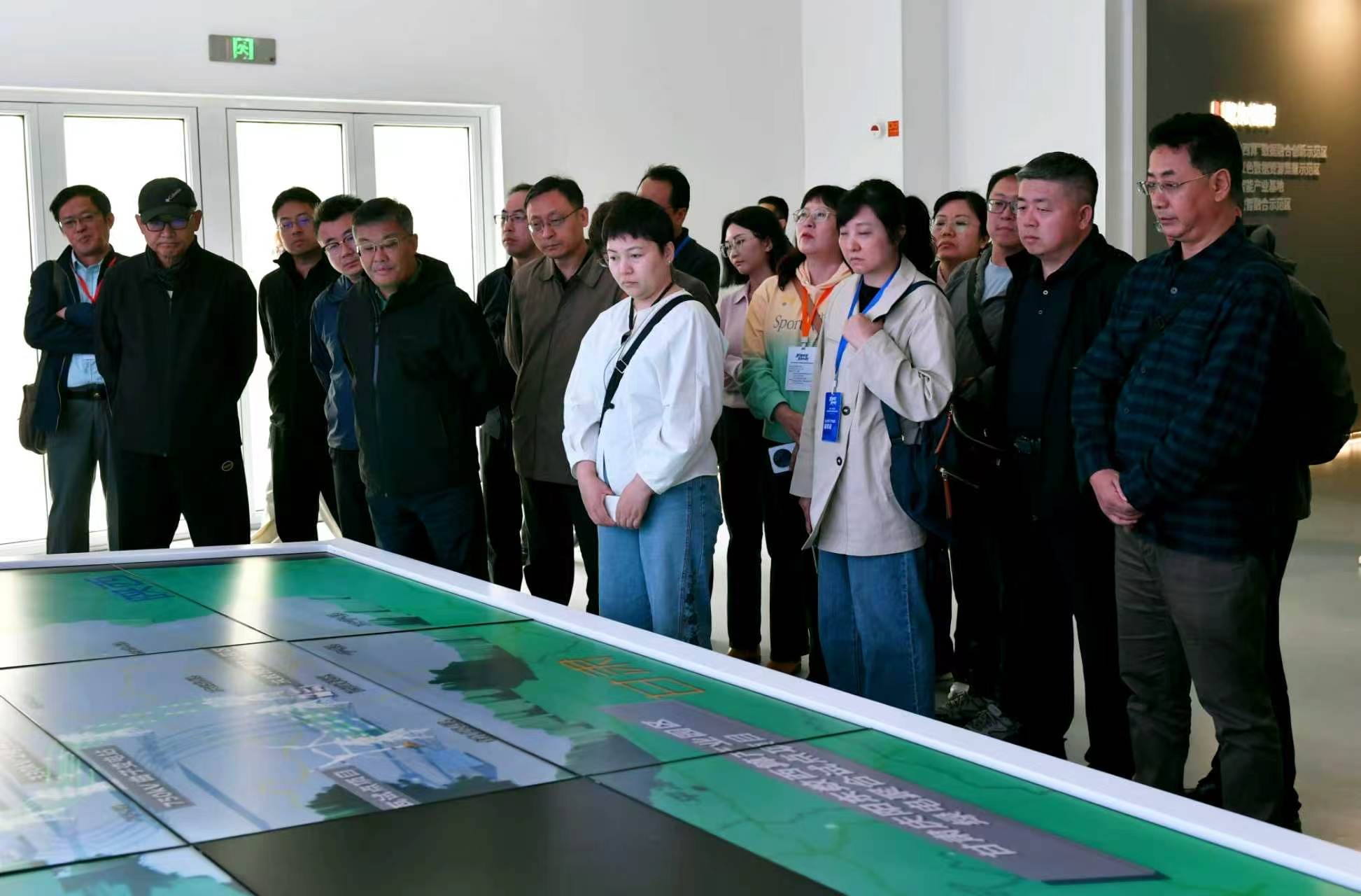 黄土塬,如此斑斓多彩?——“数智红土·福地庆阳”全国主流媒体庆阳调研行活动走笔 黄土塬,如此斑斓多彩?——“数智红土·福地庆阳”全国主流媒体庆阳调研行活动走笔