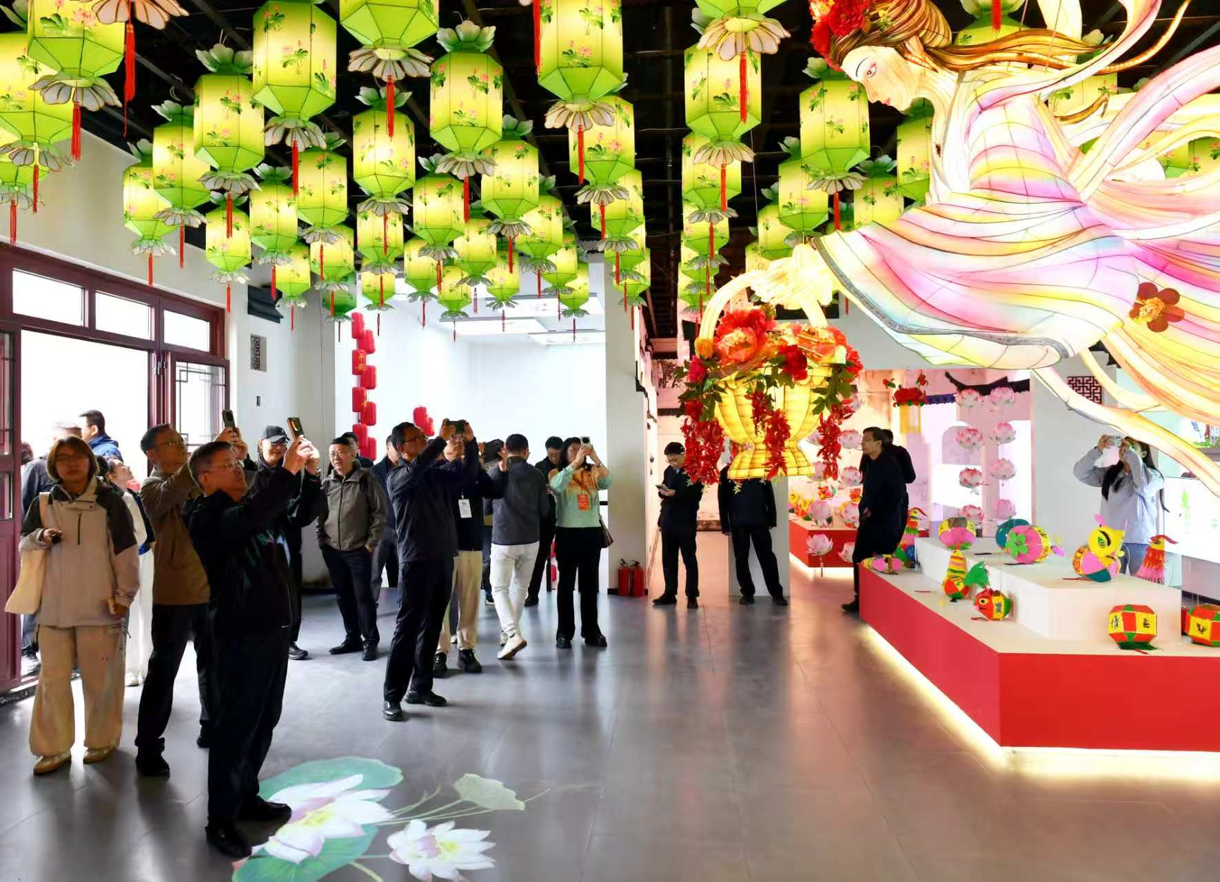 黄土塬,如此斑斓多彩?——“数智红土·福地庆阳”全国主流媒体庆阳调研行活动走笔 黄土塬,如此斑斓多彩?——“数智红土·福地庆阳”全国主流媒体庆阳调研行活动走笔