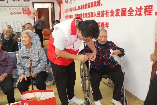 江西省吉安水务集团开展党员“吉先锋”爱老敬老服务活动