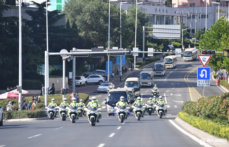 青岛市举行首批烈士集中迁葬活动