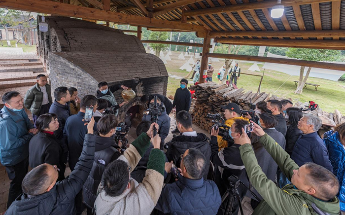 第四届邛窑柴烧艺术季鸣鼓开窑